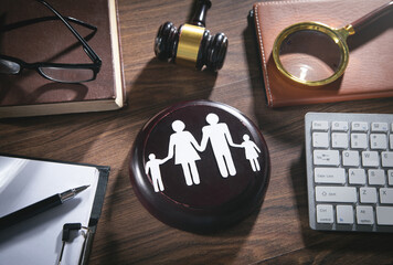 gavel and paper family to imply child custody